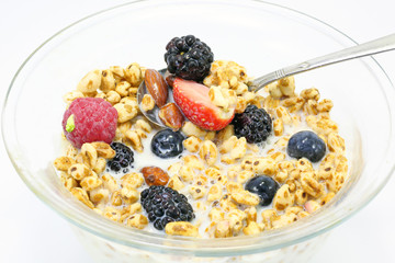 Puffed wheat breakfast serial mixed berry almond milk