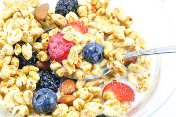 Puffed wheat breakfast serial mixed berry almond milk