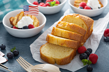 Grilled pound cake with fresh berries