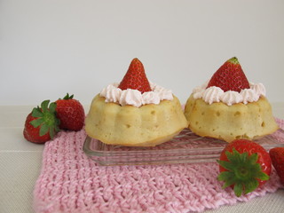 Kleine gefüllte Erdbeerkuchen