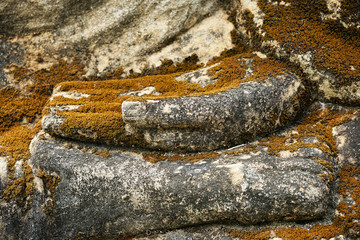 alte Hand aus Stein mit Moos belegt