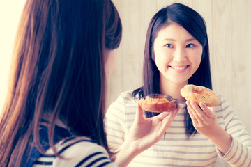 ドーナツを食べる2人の女性、女子会、コーヒータイム
