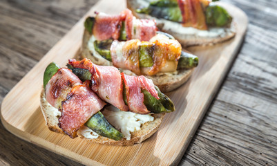 Toasts with cream cheese and avocado wrapped in bacon
