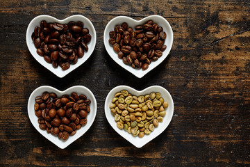 verschiedene Kaffeesorten Roh und gerÃ¶stete Bohnen