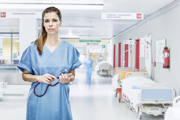 Ärztin modern Klinik frontal Portrait Flur