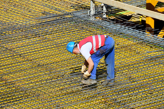 Eisenbieger auf einer Baustelle