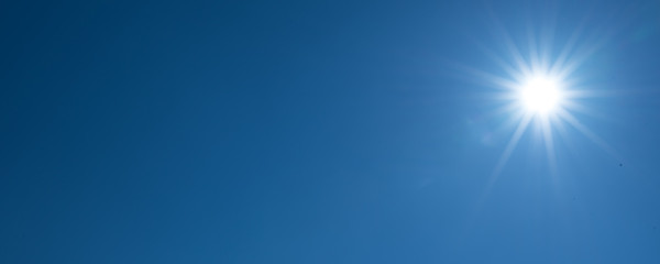 Fototapeta na wymiar Sonniger blauer Himmel als Hintergrund