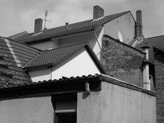 Bausünden der letzten Jahrzehnte mit Spitzgiebel im Sonnenschein in Großauheim am Main bei Hanau...