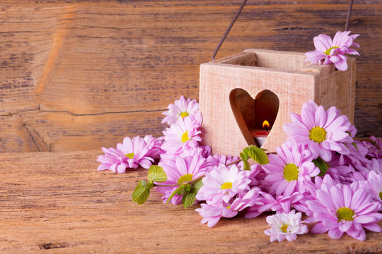Grußkarte - Herzlichen Glückwunsch - Laterne mit Herz und Blüten auf Holz