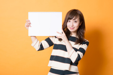 白いボードを掲げる日本人女性