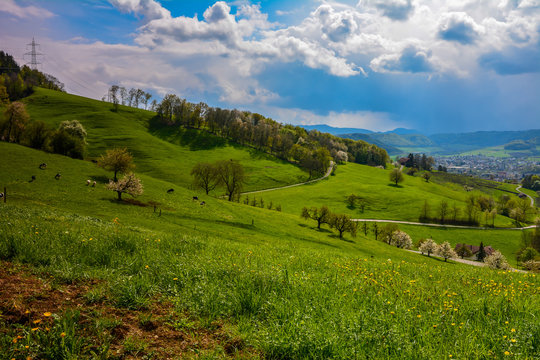 Der Fr&uuml;hling bei Wolken und Sonne auf dem Land