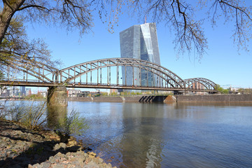 Frankfurt am Main, die Deutschherrnbrücke. Im Hintergrund die EZB. (April 2016)