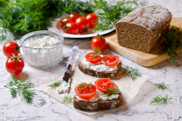 Sandwich with tomatoes