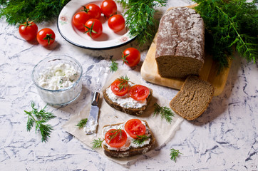 Sandwich with tomatoes