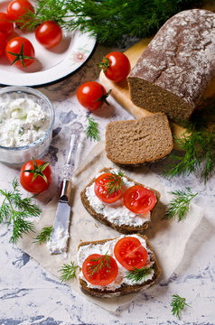 Sandwich with tomatoes