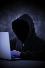 Hacker am Laptop versucht Daten zu stehlen