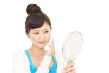 メイクアップをする女性