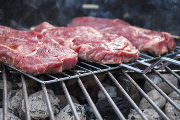 Noch rohes Beef Steak auf dem Grill