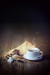 tasse blanche et café sur fond noir