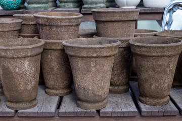 Naklejka premium Flower pots. Random piles and stacks of vintage flowerpots on wooden shelf