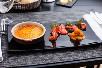 Creme brulee with strawberry