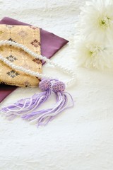 数珠と数珠袋と菊の花　和紙背景
