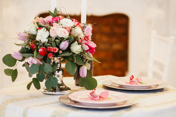 Decor and floral composition on a table