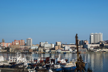 Obraz premium ships moored to the pier on the background of the city of Vladivostok
