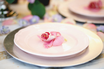 Decor and floral composition on a table