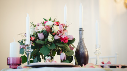 Decor and floral composition on a table