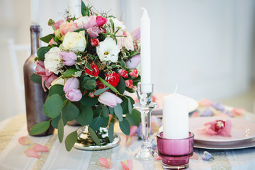 Decor and floral composition on a table
