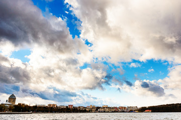 Fototapeta na wymiar blue cloudy sky urban pond