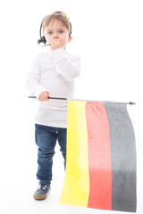 kleiner fussballfreund mit headset und flagge