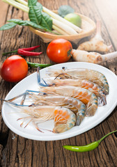 raw shrimp for Sour prawn soup