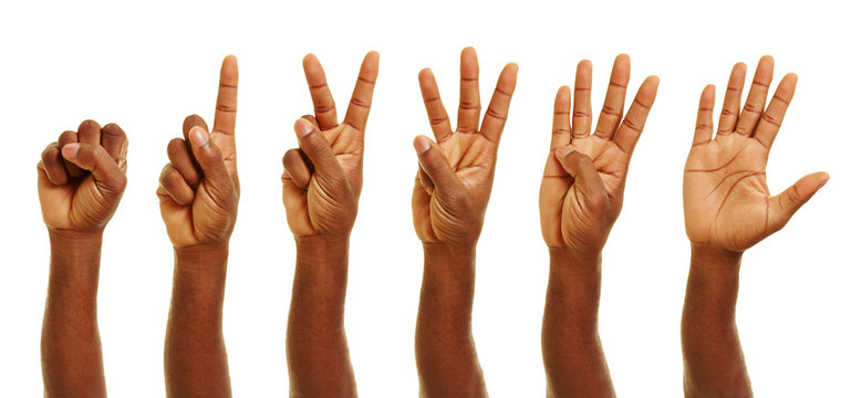 Afrikanische Hand zeigt Finger zum Zählen