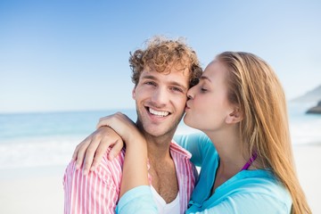 Obraz premium Happy couple embracing on the beach