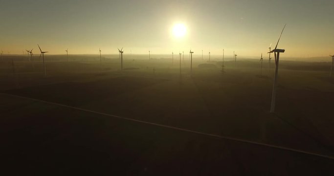 Ein Windrad Park mit vielen Windturbinen bei Sonnenuntergang