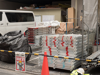 工事現場に積み上げた足場