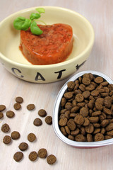 Katzenfutter: Trockenfutter und Nassfutter in Herzform