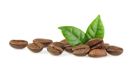 grains de café avec des feuilles isolées