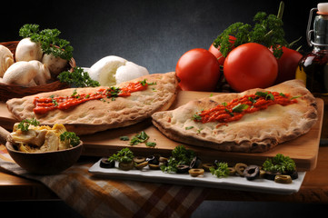 Calzone mozzarella and tomato टमाटर Olasz gasztronómia อาหารอิตาลี 이탈리아 요리 Italienska köket Kuchnia włoska Cucina italiana Итальянская кухня 義大利飲食 Italian Pêjgeha îtalî pizza cuisine המטבח האיטלקי
