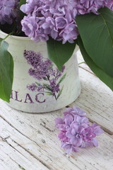 Dettaglio di vaso e fiori lillà