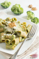 Wholegrain Pasta with broccoli and walnuts cream