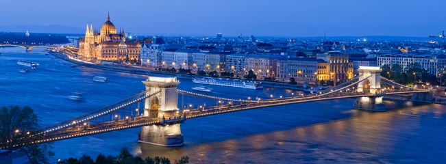 Fototapete Budapest Skyline von Budapest mit Kettenbrücke und Parlamentsgebäude, Ungarn