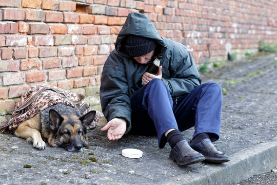 obdachloser Mann mit seinem Hund