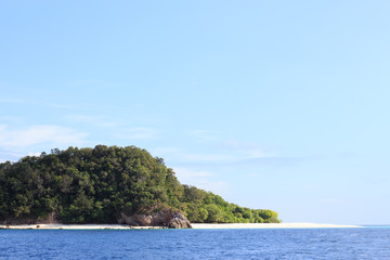 Naklejka premium Gorgeous Beach and tropical blue sea in Summertime, rough rock stone