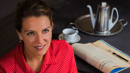 Vintage Porträt einer lächelnden Frau beim Tee