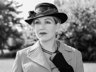 Schwarz-weiß Portait einer Frau im Park - retro Stil