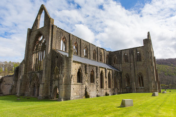 Fototapeta premium Tintern Abbey w pobliżu Chepstow Wales Wielka Brytania ruiny klasztoru popularnej miejscowości turystycznej