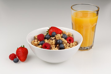 Müsil mit Organgensaft Erdbeeren, Heidelbeeren und Himbeeren